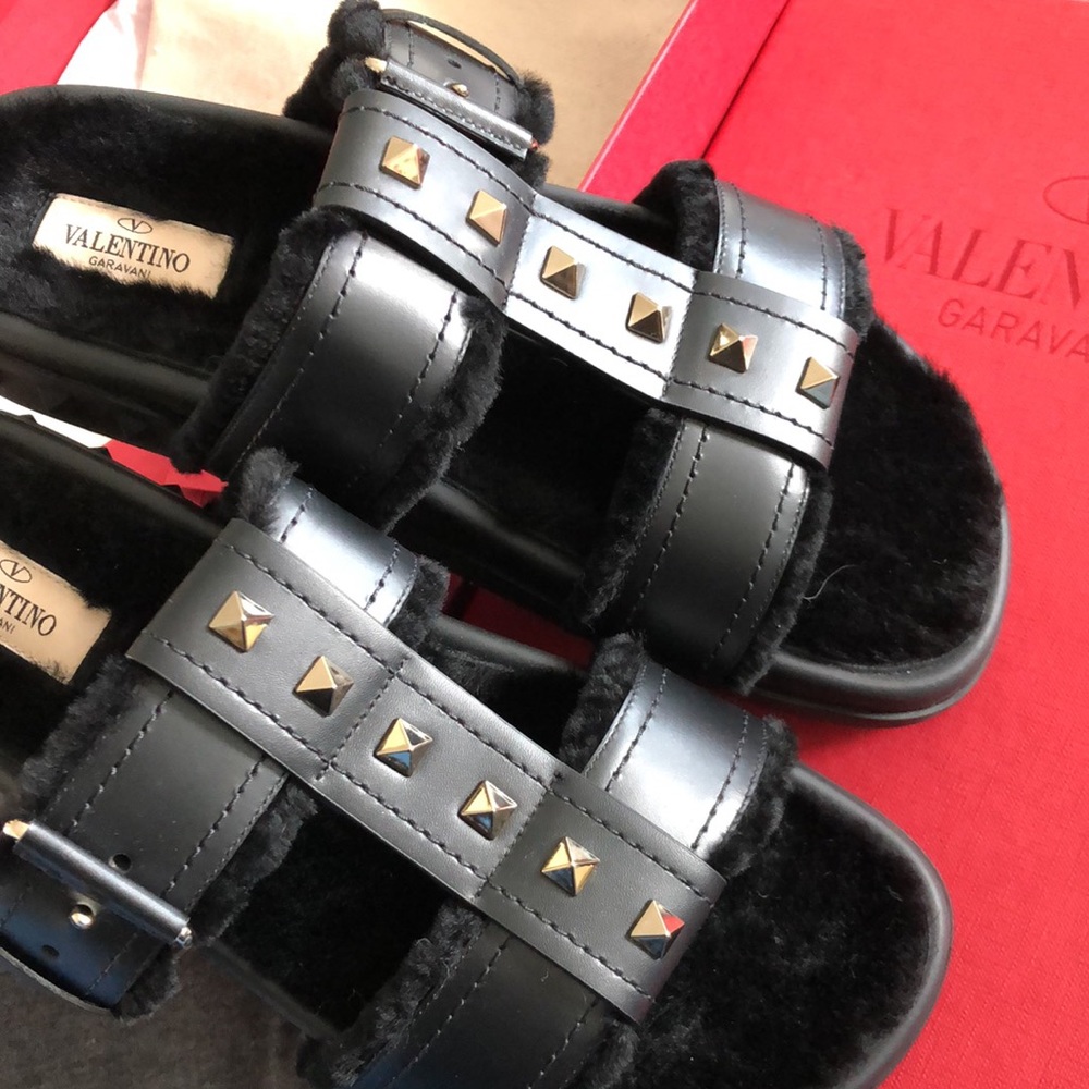 NWT Valentino Rockstud sandal fur slide
